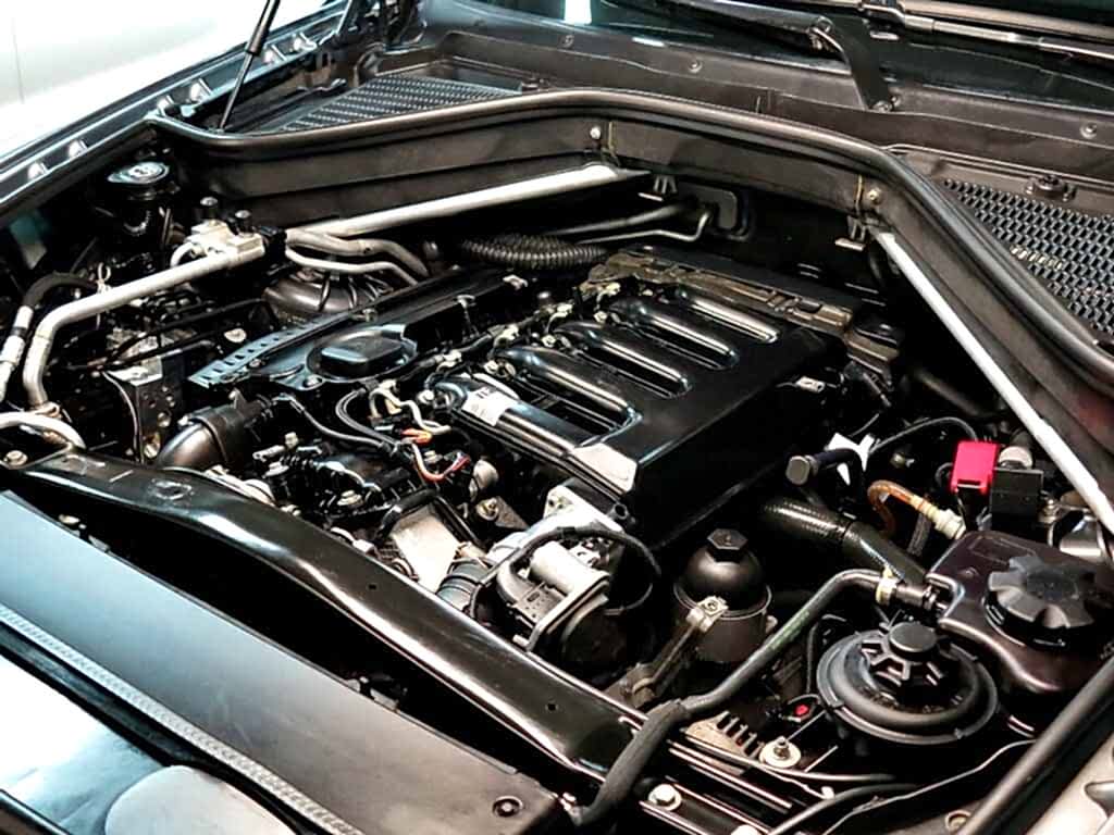Мойка двигателя автомобиля